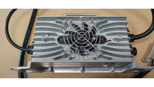 WATTA WHF2430WET ΦΟΡΤΙΣΤΗΣ 24V 30A ΓΙΑ ΜΠΑΤΑΡΙΕΣ ΜΕ ΥΓΡΑ